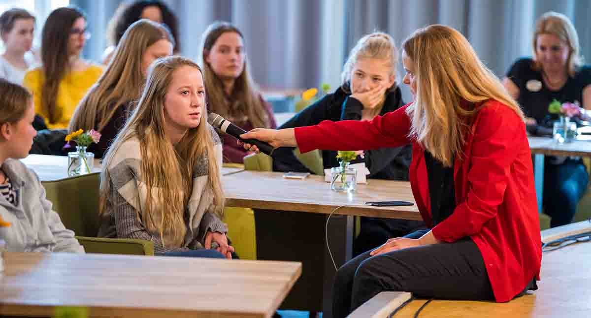 Acteur van The Big Mo in gesprek met MBO-student tijdens interactieve voorstelling