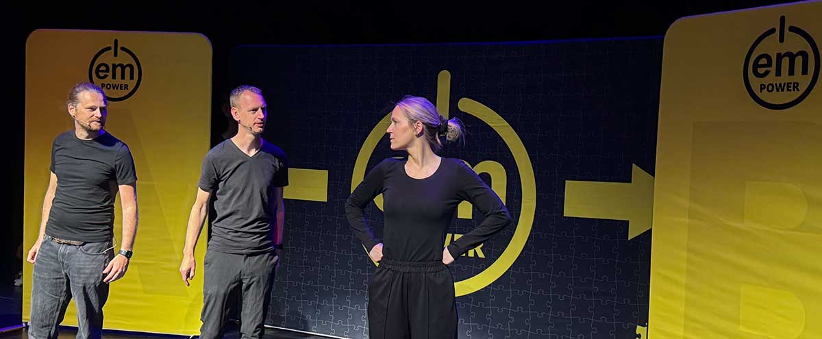 Acteurs van The Big Mo tijdens de voorstelling I Em Power op het podium