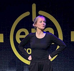 Actrice Ilse Kleingeltink speelt improvisatie scene in de schoolvoorstelling I Em Power