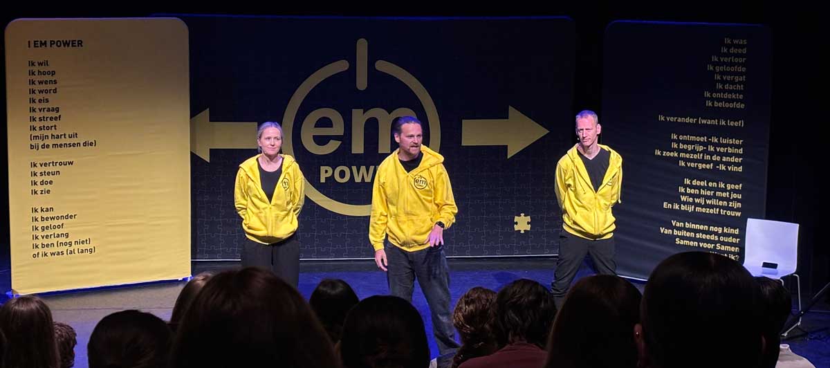 Acteurs in gesprek met het publiek tijdens de interactieve voorstelling I Em Power
