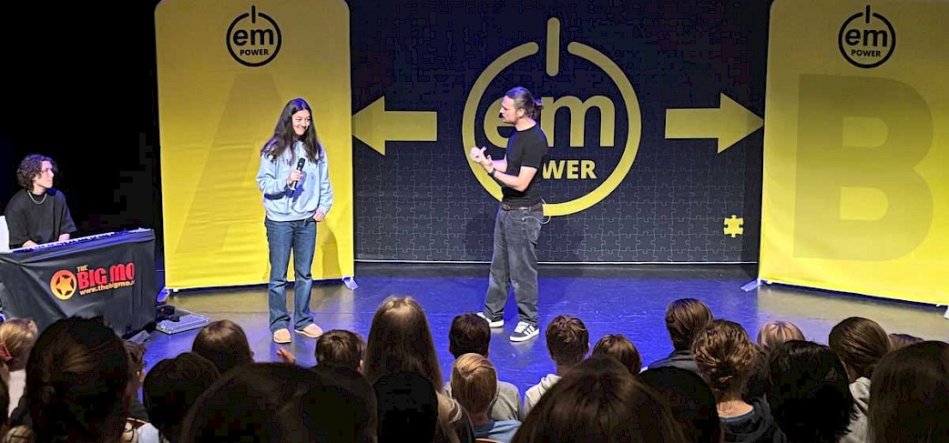 Leerling speelt een rol mee met de acteurs en schittert  in de interactieve voorstelling
