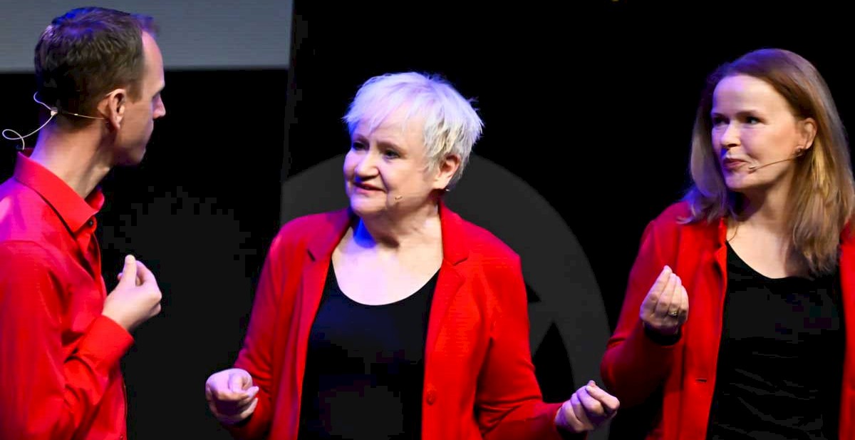 Hetty Heyting, Remy van Keulen en Monique van Aken spelen tijdens een studiedag voor de zorg in het Vestzak theater